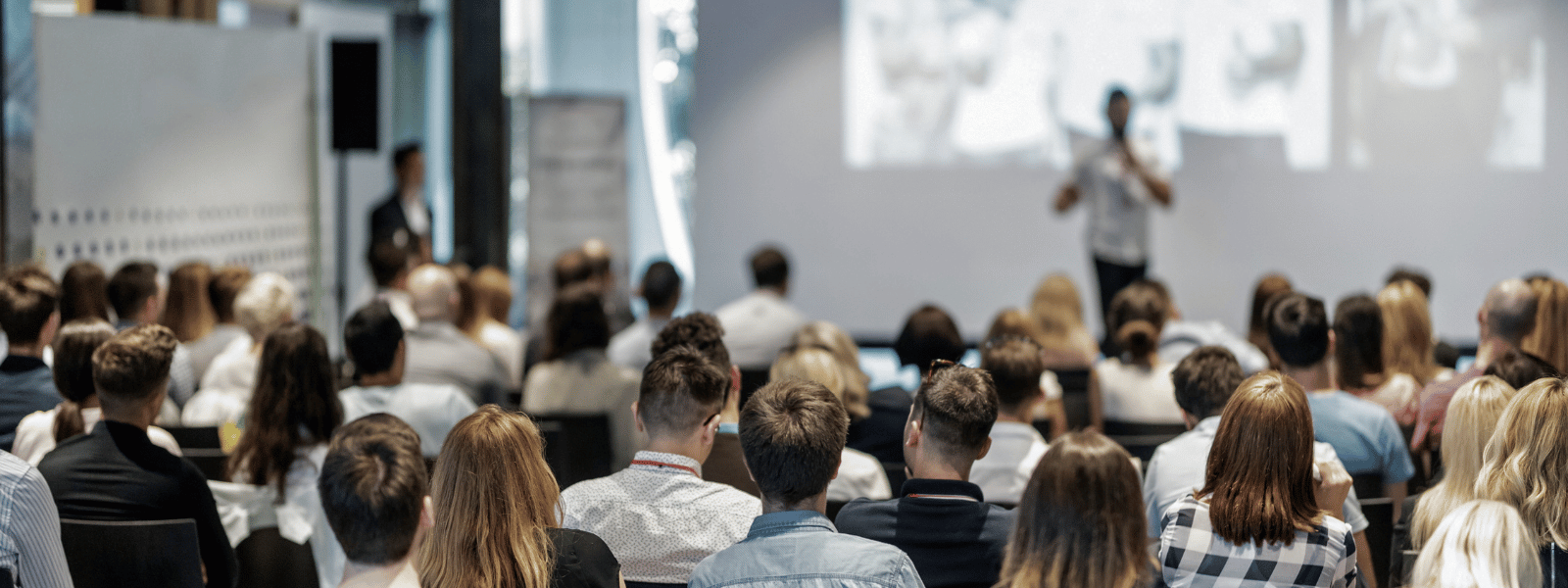 Spotkanie społeczności Mieszkanicznik — pełna sala uczestników i networking